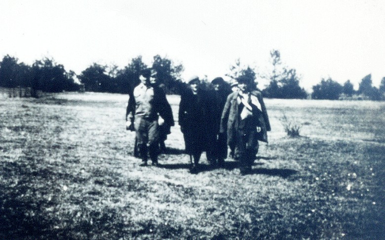 Józef Marcinkowski ps. "Wybój" podczas okupacji. Na fotografii razem ze swoim oddziałem, w czasie gdy działał w Obwodzie "Rajski Ptak" (Radzymin-Wołomin)