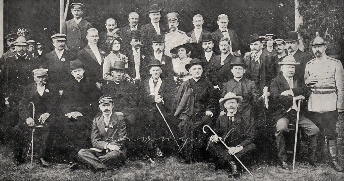 Grupa członków komitetu i zaproszonych gości wystawa rolnicza w radzyminie, rok 1911