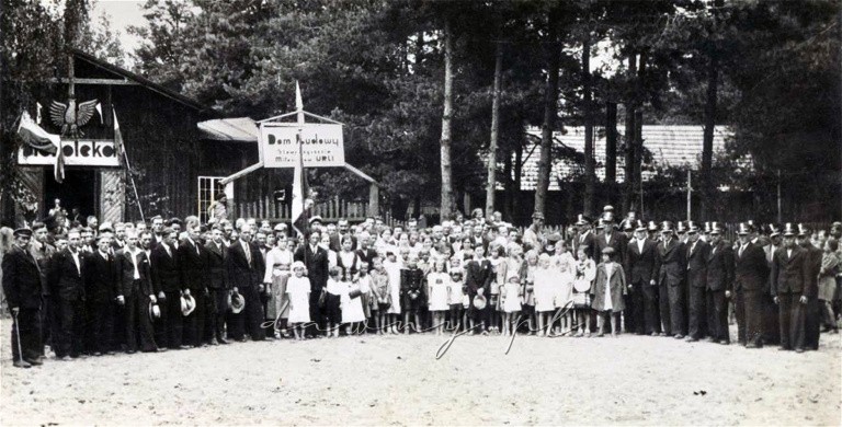 Dom Ludowy w Urlach, rok