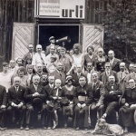 Zdjęcie z dnia 6 lipca 1930 roku. W pierwszym rzędzie pierwszy po lewej Roman Pawelski. W sutannie z medalem na piersi Ksiądz Prałat Michalski, obok niego z przepaską na czole Eugeniusz Pietrzykowski – sekretarz Stowarzyszenia Przyjaciół Miłośników Urli, po prawej miejscowy ksiądz Białko, a za nim w garniturze Stanisław Życki