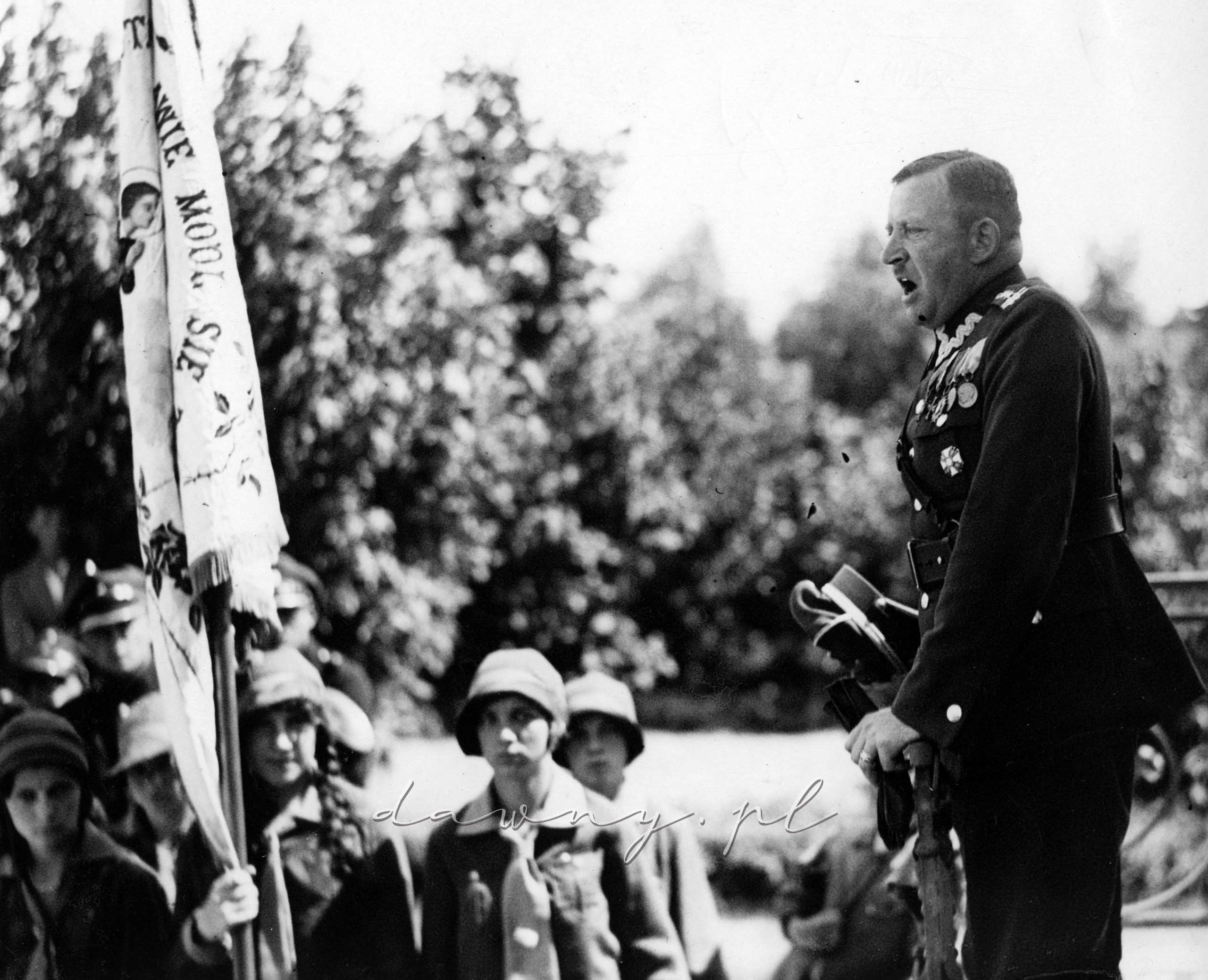 Po nabożeństwie wygłosił do zebranych na cmentarzu uczestników uroczystości dłuższe przemówienie płk. Józef Liwacz (na zdjęciu) b. dowódca 46. pułku strzelców kresowych, obecnie dowódca 50. p.p., podkreślając waleczność bohaterów pod Radzyminem. Rok 1931