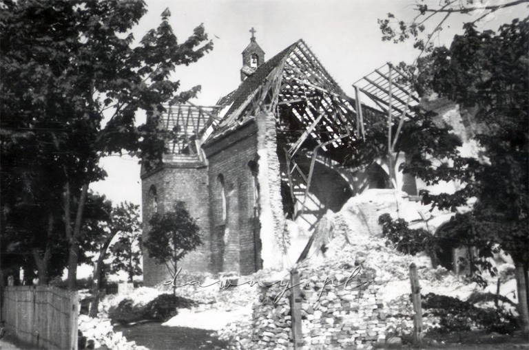 Zburzony kościół w Wołominie, rok 1944. Fot. Stefan Ryszkowski.