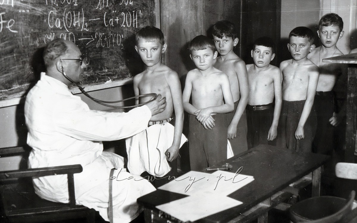Rok 1957. Dr. Domański przy pracy.