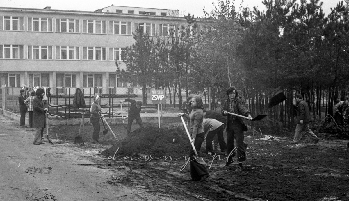 16 maja 1976 roku - IV Niedziela Czynu Partyjnego Huty Szkła w Wołominie. Fot. Bolesław Szulim.