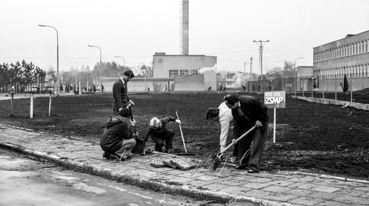 16 maja 1976 roku - IV Niedziela Czynu Partyjnego Huty Szkła w Wołominie. Fot. Bolesław Szulim.