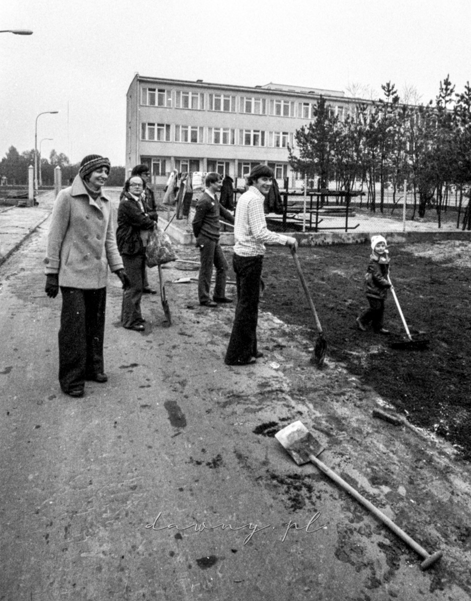 16 maja 1976 roku - IV Niedziela Czynu Partyjnego Huty Szkła w Wołominie. Fot. Bolesław Szulim.
