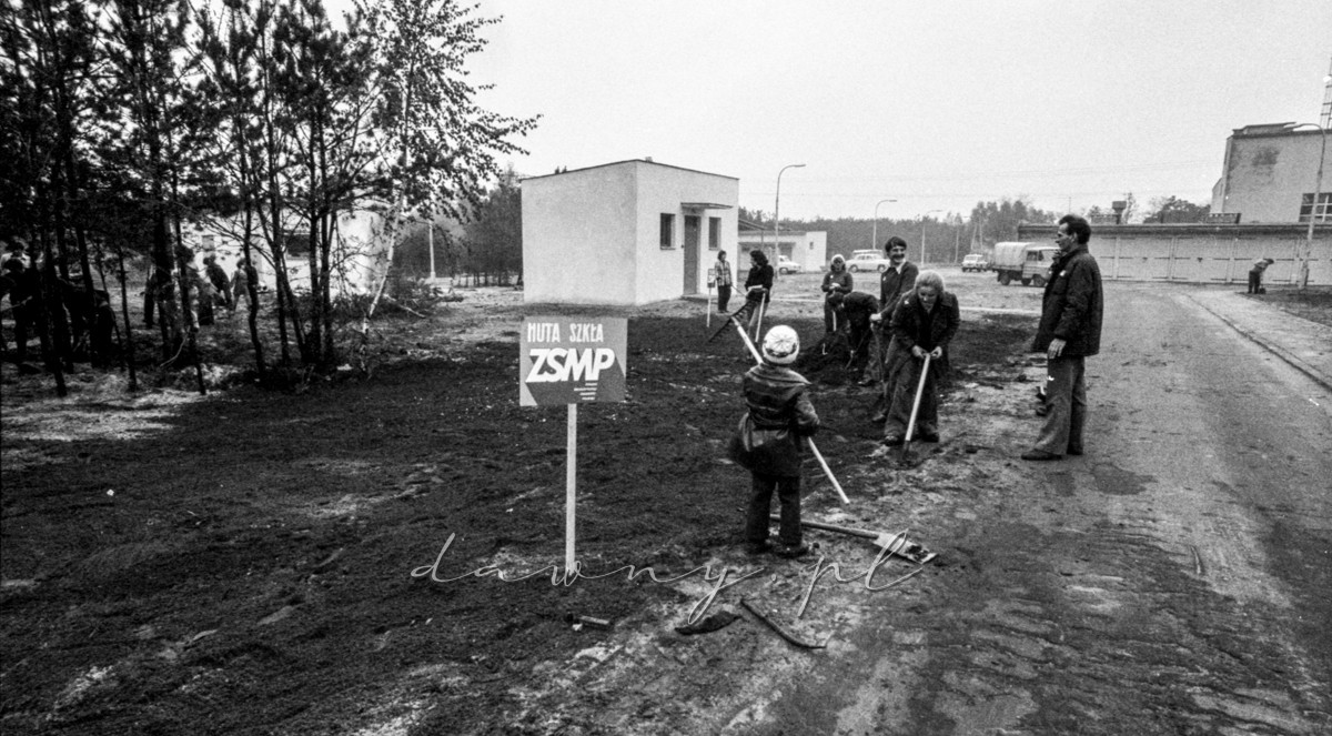 16 maja 1976 roku - IV Niedziela Czynu Partyjnego Huty Szkła w Wołominie. Fot. Bolesław Szulim.