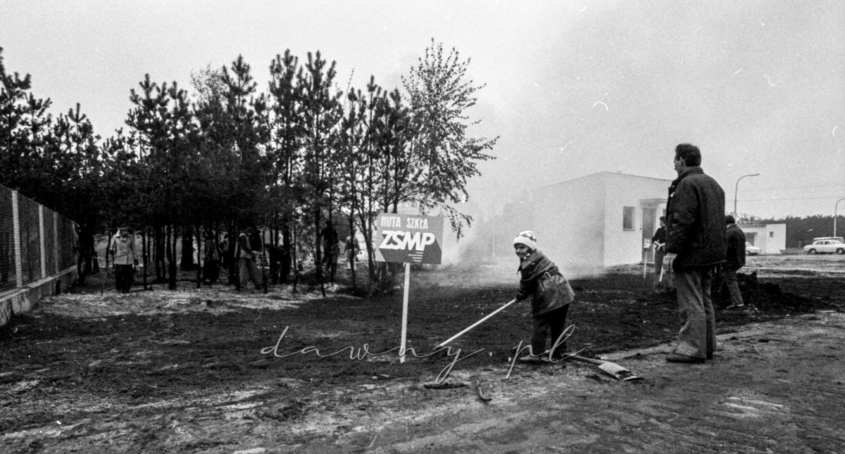 16 maja 1976 roku - IV Niedziela Czynu Partyjnego Huty Szkła w Wołominie. Fot. Bolesław Szulim.