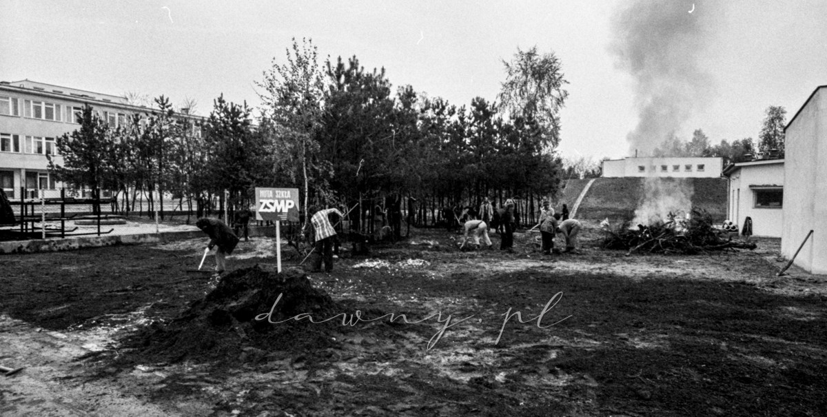 16 maja 1976 roku - IV Niedziela Czynu Partyjnego Huty Szkła w Wołominie. Fot. Bolesław Szulim.