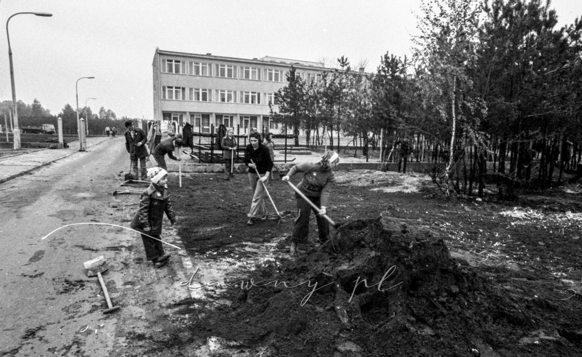 16 maja 1976 roku - IV Niedziela Czynu Partyjnego Huty Szkła w Wołominie. Fot. Bolesław Szulim.
