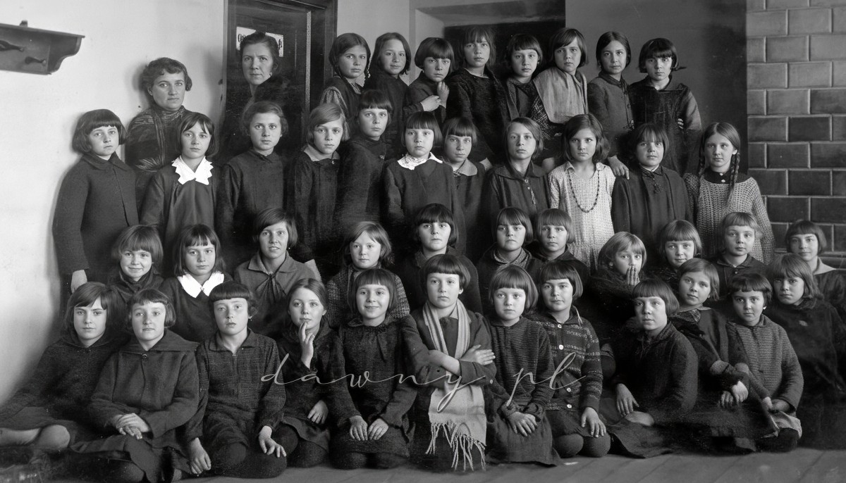 Jadwiga Markowska i "Madame" Stanisława Bobkowska w 7-klasowej Publicznej Szkole Powszechnej Nr 2 (żeńskiej).