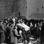 Msza pogrzebowa ekshumowanych żołnierzy NSZ zamordowanych w Jerzyskach. Ruiny wołomińskiego kościoła, rok 1946 lub 1947.