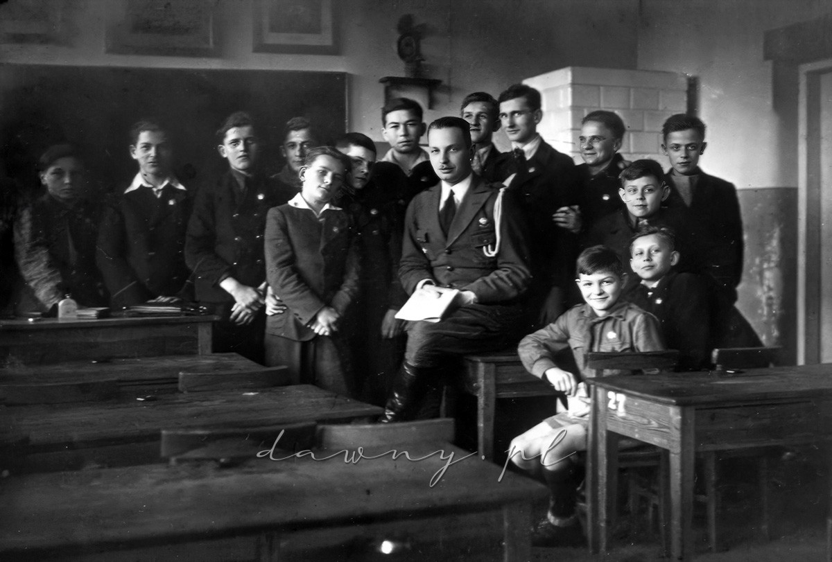 Kurs zastępowych, w środku Mieczysław Cichecki, Wołomin 1937, fotografia z albumu Stefana Ryszkowskiego.