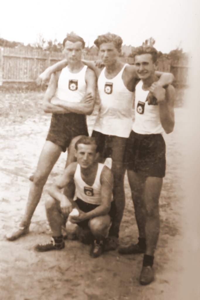 od lewej: Roman Dzierżawski, Ryszard Bąkowski w przyklęku Wacław Wilczak