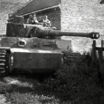 Antoni Wełna z synem na wraku niemieckiego czołgu. Rok 1947, Radzymin. Cyfrowa rekonstrukcja fotografii