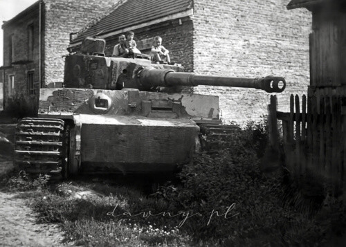 Antoni Wełna z synem na wraku niemieckiego czołgu. Rok 1947, Radzymin. Cyfrowa rekonstrukcja fotografii