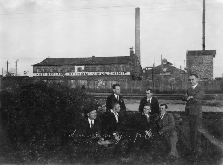 Wołomińska huta "Vitrum" po 1927 roku. Pierwszy z prawej Marian Preksler.