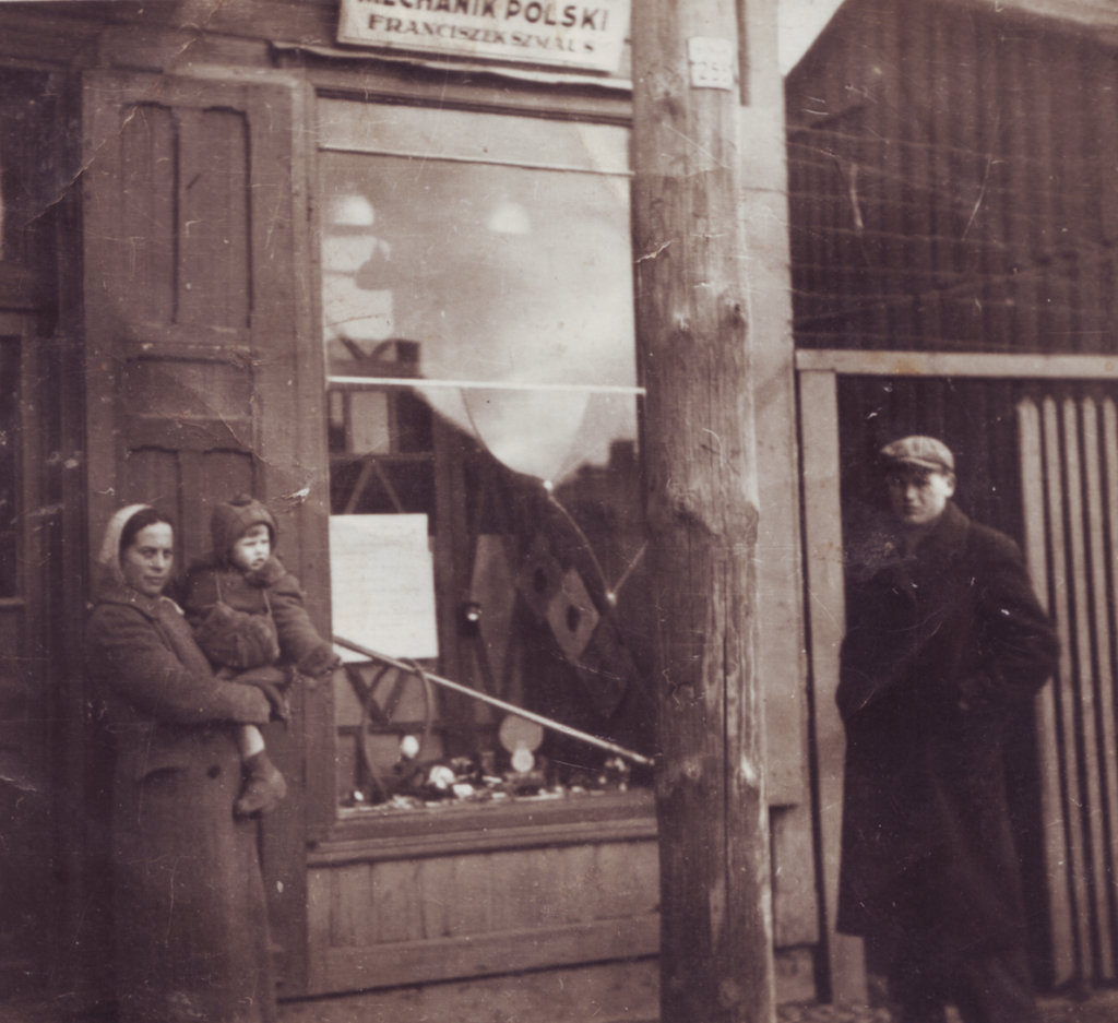 Ul. Kościelna 23 (18.IV.1941), żona Franciszka Szmausa - Michalina z córką Barbarą przed warsztatem naprawy rowerów “MECHANIK POLSKI”