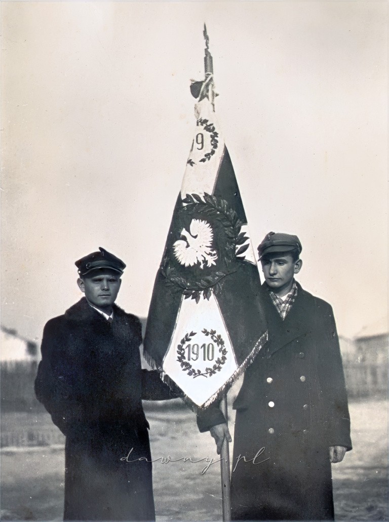 Poświęcenie sztandaru 64 MDH w Wołominie, rok 1937. Henryk Rudziński i Ryszard Bąkowski, fotografia z albumu Stefana Ryszkowskiego.