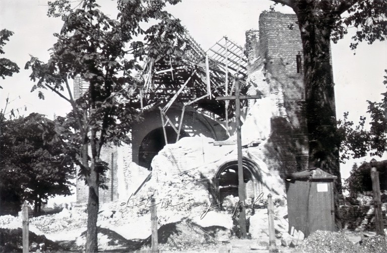 Zburzony kościół w Wołominie, rok 1944. Fot. Stefan Ryszkowski.