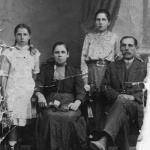 Maria i Józef Rabińscy z dwiema córkami: od lewej stoi Modesta, od prawej Filomena. Zdjęcie ok. 1910-1912 r.