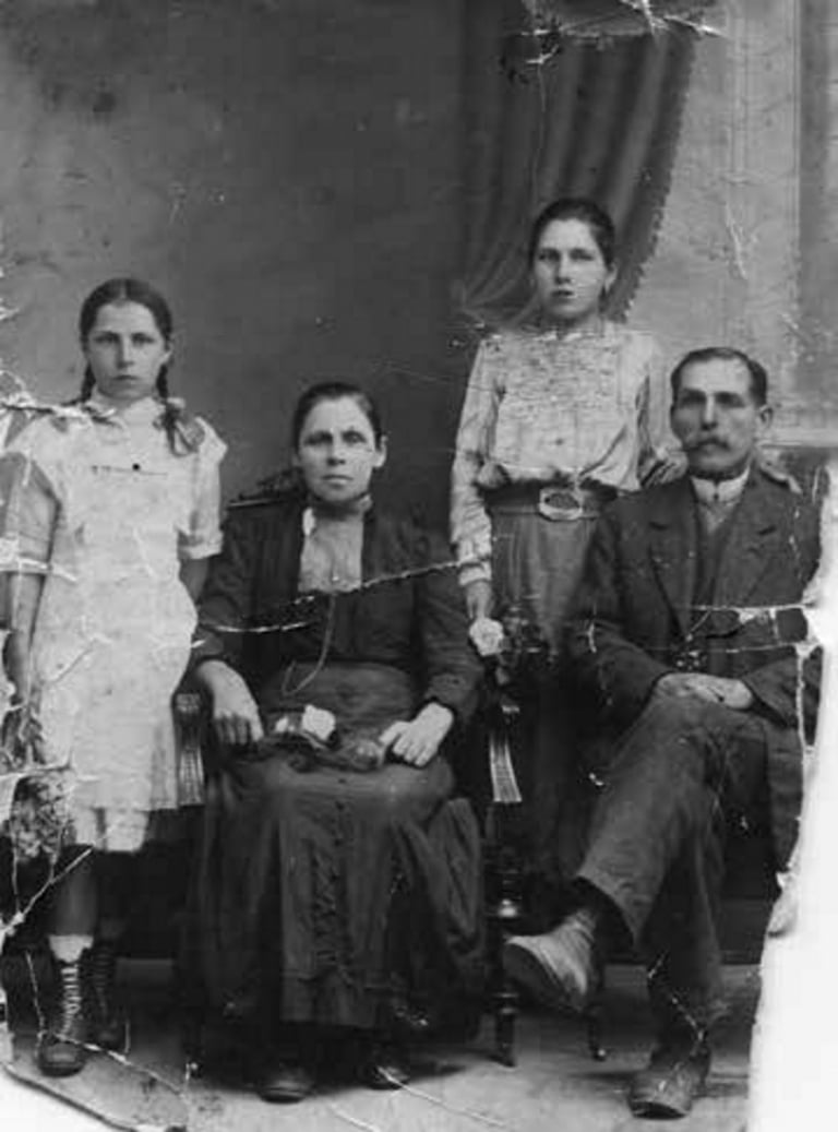 Maria i Józef Rabińscy z dwiema córkami: od lewej stoi Modesta, od prawej Filomena. Zdjęcie ok. 1910-1912 r.