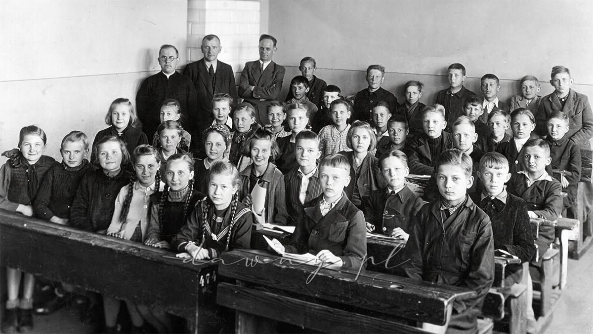 W środku stoi Jan Malik. Fotografia z albumu rodzinnego Tomasza Grabusia.