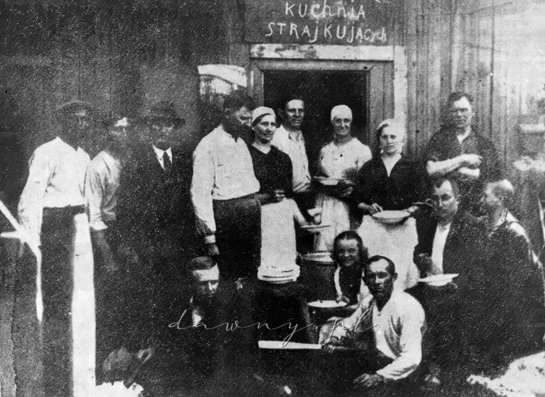 Kuchnia zorganizowana przez strajkujących robotników huty szkła "Vitrum". Wołomin, rok 1937.