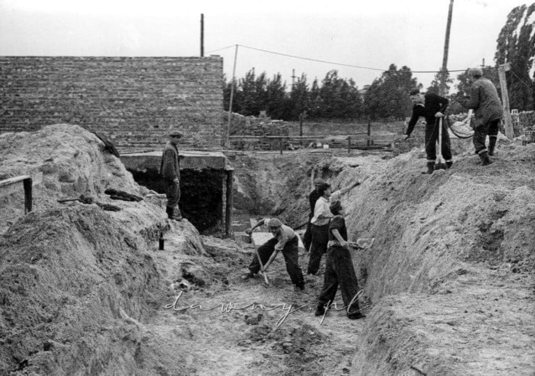 Wykop pod fundamenty ściany południowej hali. 1 września 1958.