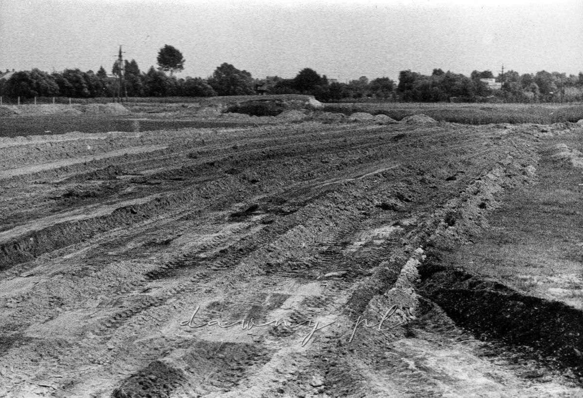 Niwelacja terenu pod boisko treningowe. 15 pażdziernika 1958