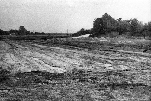 Boisko treningowe, strona Sosnówki, sypanie ziemi na skarpy. 25 sierpnia 1958