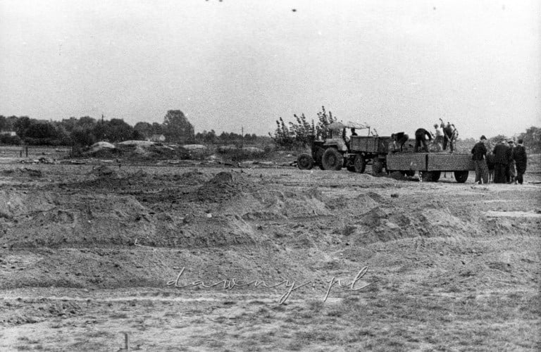 Boisko treningowe od strony boiska głównego. Nawożenie ziemi żyznej. 1 października 1958