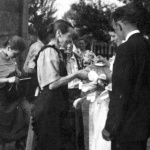 Para młodych. Kobieta w charakterystycznej girlandzie na głowie i długim welonie, Kury, lata 40 XX w.