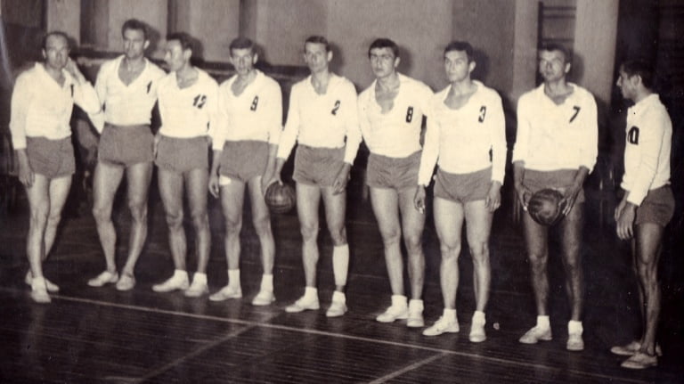 Pierwszoligowa drużyna siatkarska Klubu Sportowego "Huragan" Wołomin. Na zdjęciu stoją od lewej: kapitan zespołu Albin Perzanowski. Sasin, Suski. Okniński. Wiszniewski. Michalski. Herbik, Nowak i Staroń.