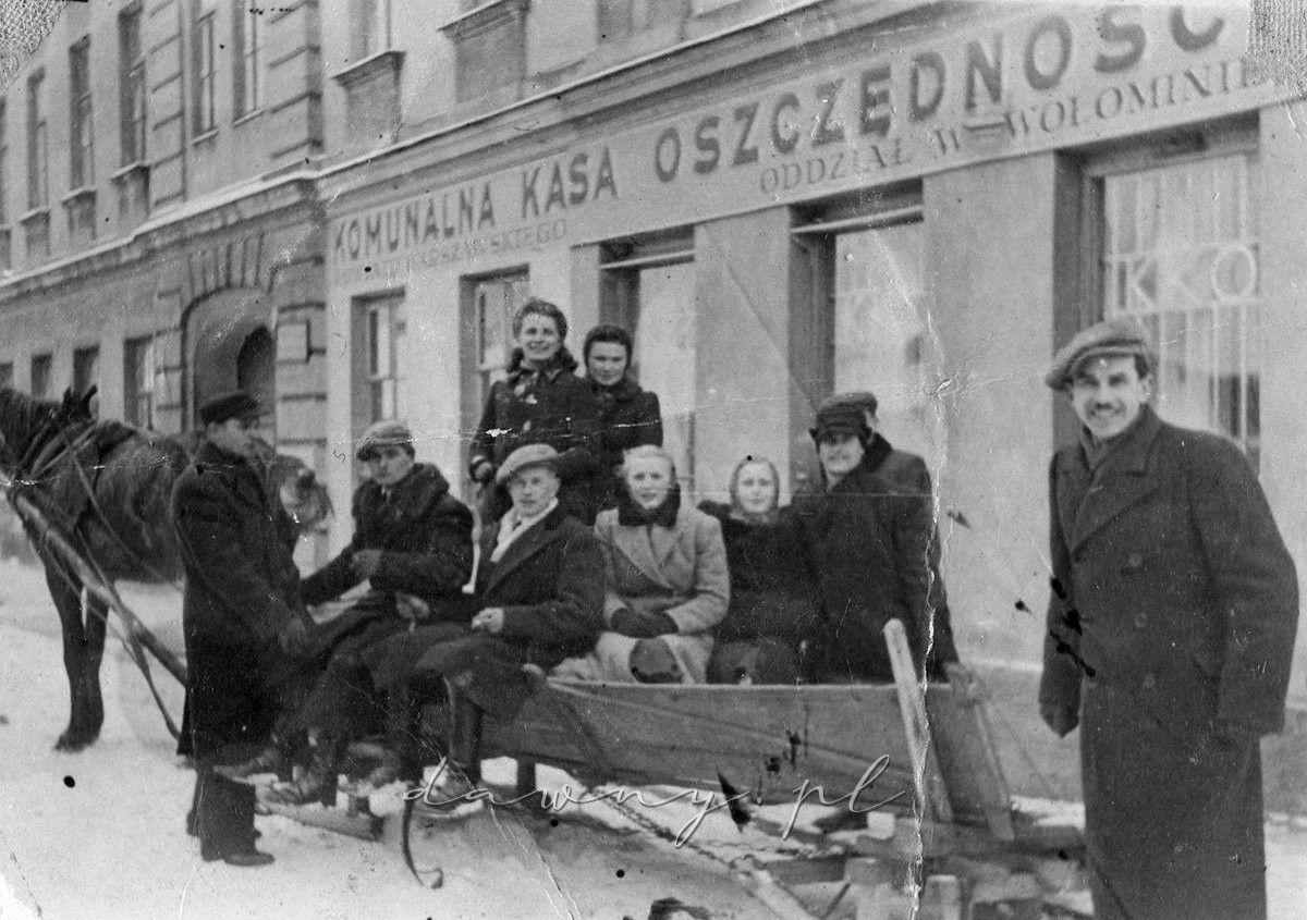 Komunalna Kasa Oszczędności w Wołominie, początek lat 40. Fotografia z albumów rodziny Podgórskich.