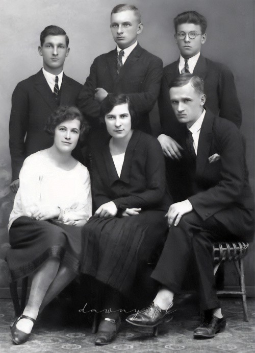 Władysław Złotek (pierwszy z lewej) wśród nauczycieli.