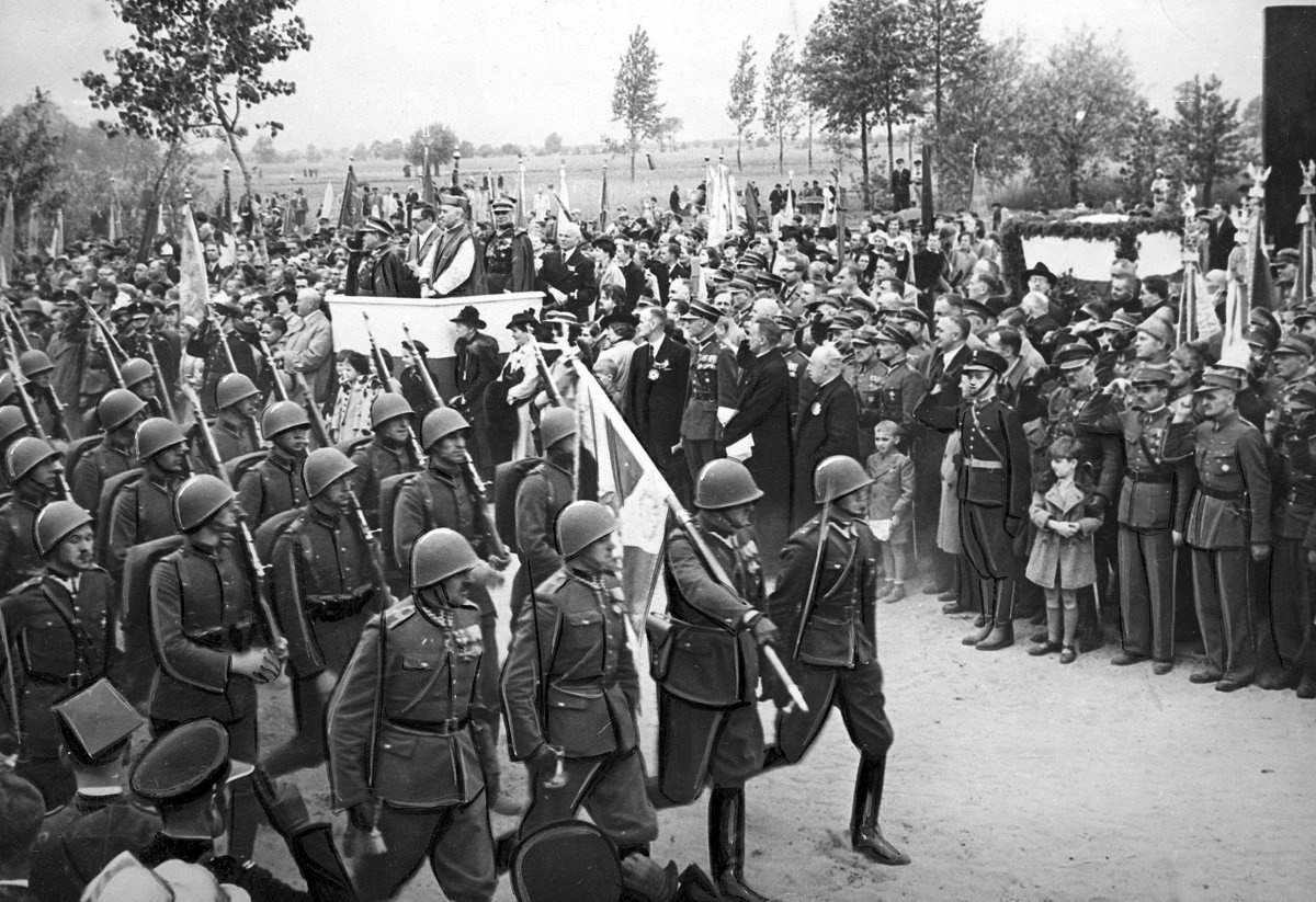 Generał Mieczysław Trojanowski przyjmuje defiladę - Ossów, 4 czerwca 1939