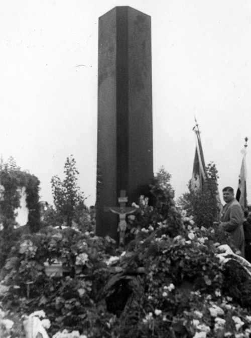 Wieńce pod pomnikiem - Ossów, 4 czerwca 1939