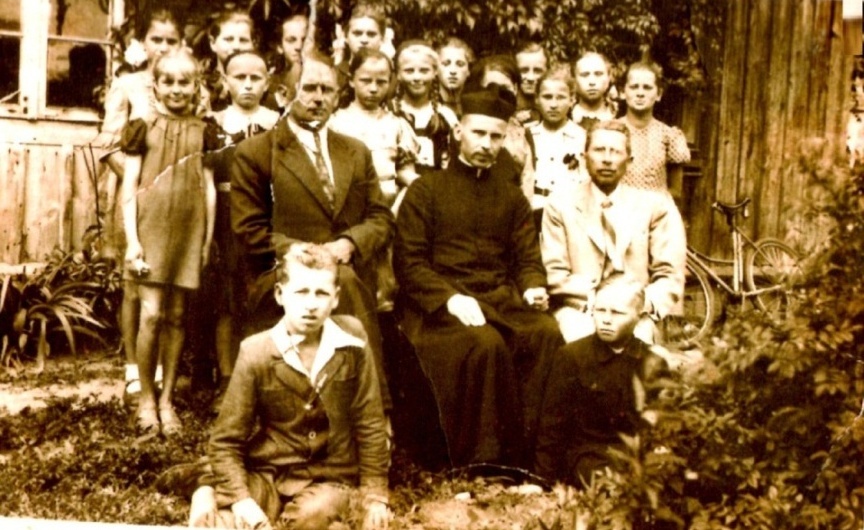 Uczniowie z dyrektorem Władysławem Jezierskim w czasie okupacji niemieckiej