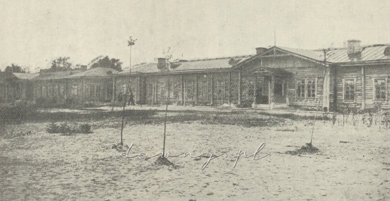 Budynki Mikołajewskiego schroniska dla dzieci żołnierskich nabyte przez Tow. w r. 1902— w których zapoczątkowano pierwsze schronisko dla psychicznie chorych.