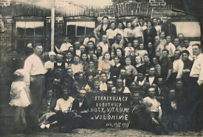 Strajkujący robotnicy huty Vitrum w Wołominie, 19 maja 1937