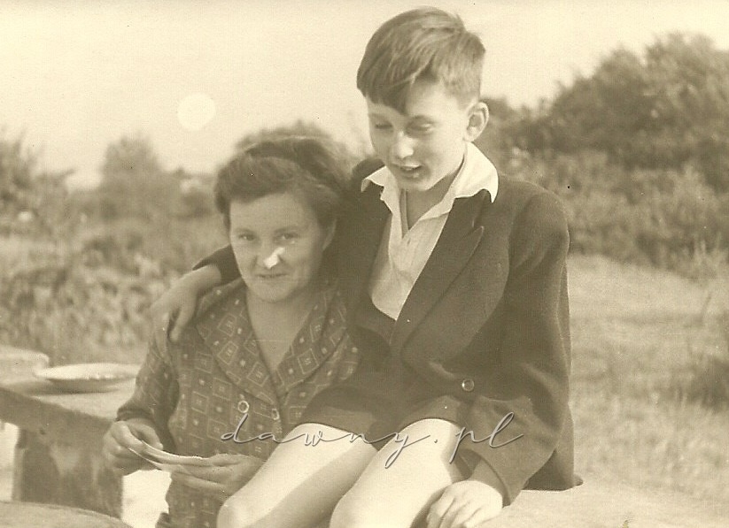 Zofia z Knothów Łossanowa (1912-1990), właścicielka „Zosinka”, sadowniczka, hodowczyni pieczarek. Na fot. z synem Adamem; zbiory A. Łossana