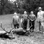 Herman Knothe (drugi od lewej) towarzyszył prezydentowi I. Mościckiemu podczas jesiennego polowania na jelenie. (Lata 30-te).