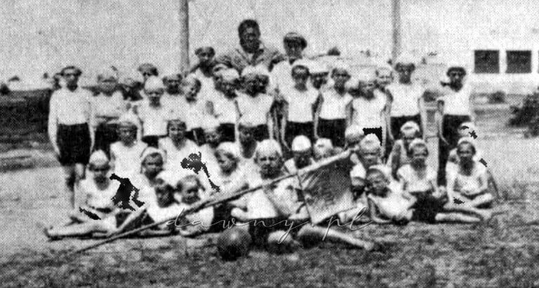 Dzieci przed popisem.