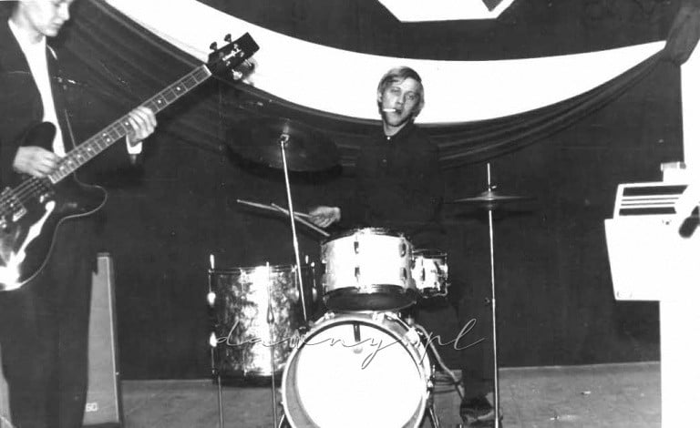 Przy perkusji bohater wspomnień - p. Andrzej Milczarek - z gitarą basową p. Waldemar Wolski.