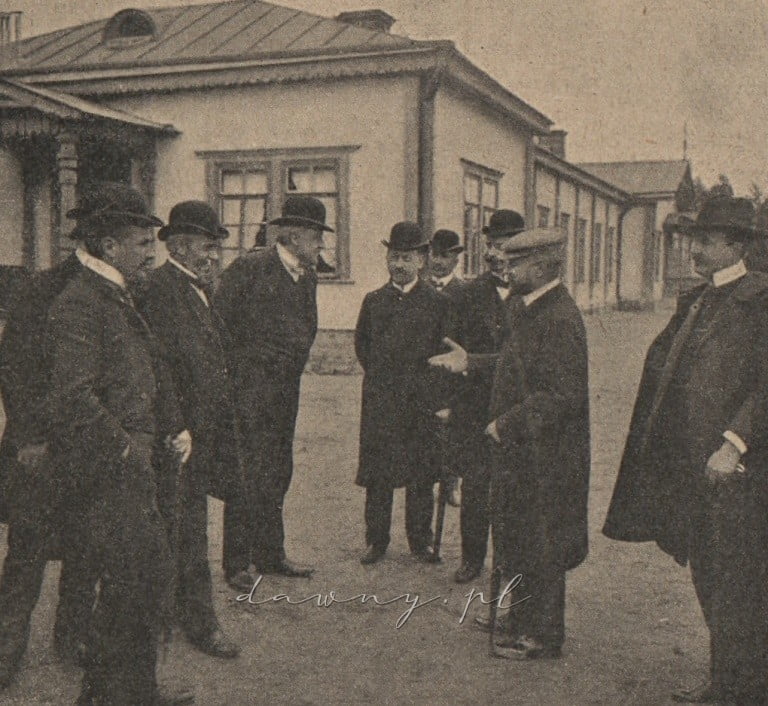 Grupa członków zarządu w Drewnicy. (Str. lewa) Lekarz zakładu Dr. Białowiejski, Dr. Rychlinski, Dr. Bucelski, Dr. Rosental, Dr. Orłowski, mecenas Papieski (środek), i Dr. Wisłocki (strona prawa).