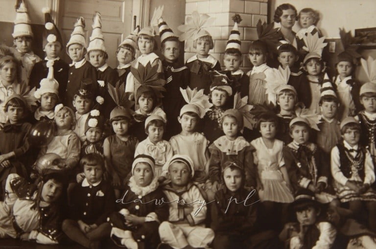 Moja grupa przedszkolna, 1934. Siedzę dwa rzędy poniżej pani przedszkolanki, w bluzce z marynarskim kołnierzykiem