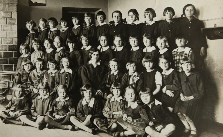 Wołomin, Publiczna Szkoła Powszechna nr 2 (żeńska) kier. Jadwiga Markowska. Na zdjęciu jest Eugenia Bohuszowa. Zdjęcie zapewne zostało zrobione na początku roku szkolnego 1935/1936. Informacja pochodzi od pani Anny Wojtkowskiej