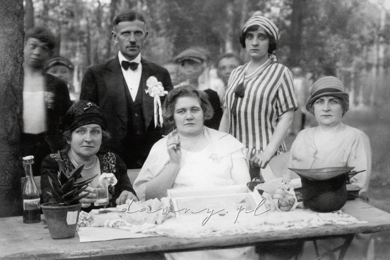 W środku, z papierosem - Wacława Mossakowska