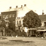 Plac Piłsudskiego, 1936 rok. Nowoczesne kino „Oaza” (drugi budynek od prawej) cieszyło się dużą popularnością wśród mieszkańców Wołomina.